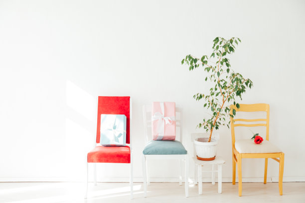 白色房间里有四把不同的椅子图片下载