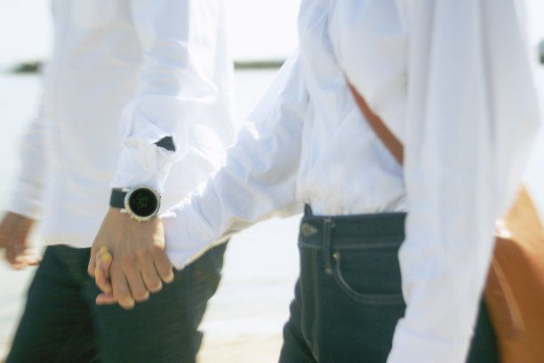 亚洲夫妇的手拉在一起的特写图片下载