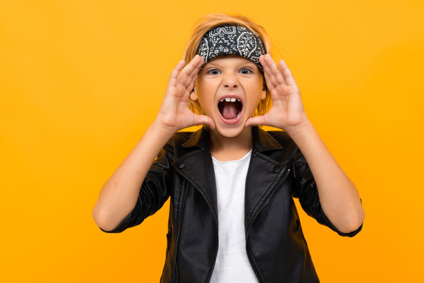 一个穿着黑色皮夹克的人对着镜头尖叫，双手合十放在嘴边图片下载