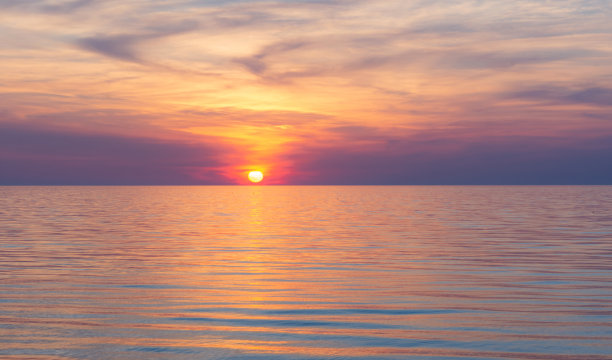 海上粉红色的夕阳。明亮的自然背景图片下载