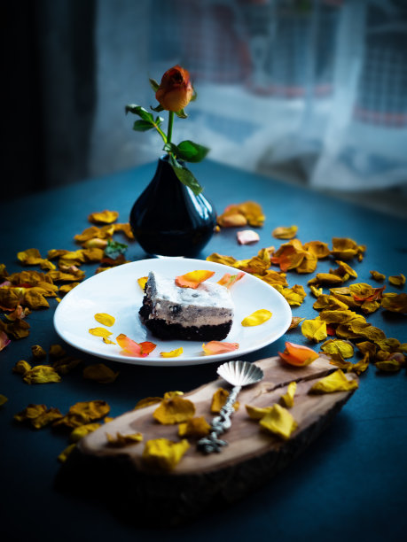 白色盘子，切片蛋糕和玫瑰花瓣。图片下载