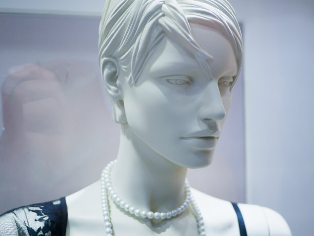 商店里的人体模型。商店橱窗里的女孩人体模型。特写镜头图片下载