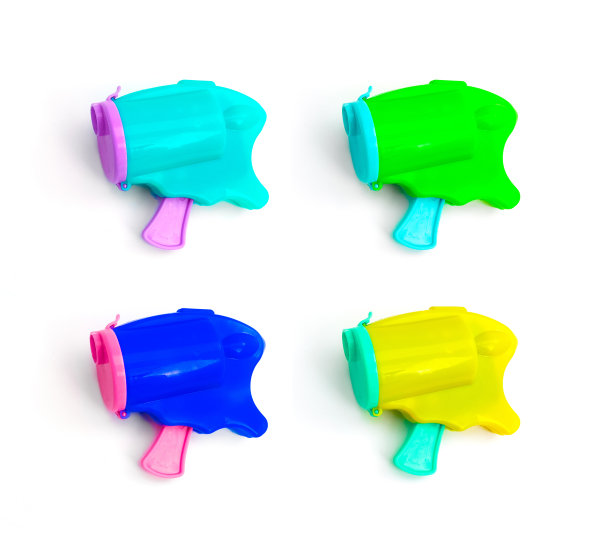 一套四彩粉彩彩弹枪，孤立于白色之上。图片下载