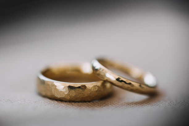两枚金戒指作为一段古老爱情的见证图片下载