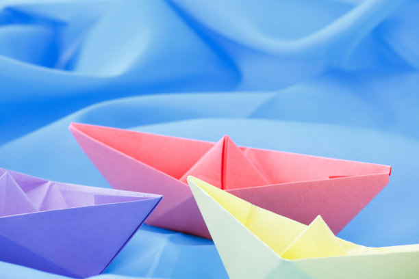 蓝色背景上的纸船图片下载