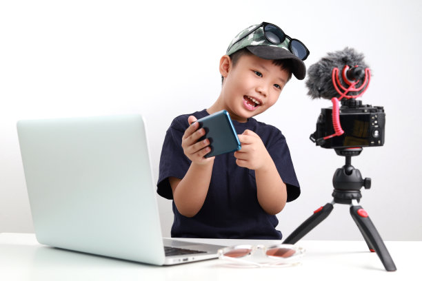 一个亚洲小男孩在做视频博客图片下载
