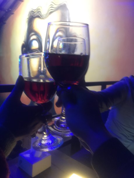 三人欢呼图片下载