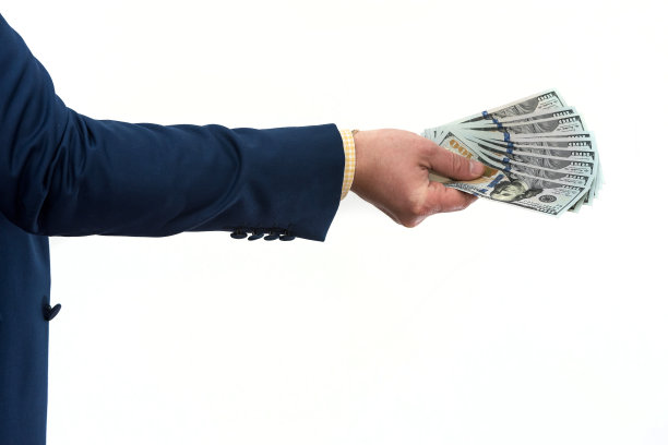 商人购买或租用产品或服务，给予美元，孤立于白人。男人的手行贿。图片下载