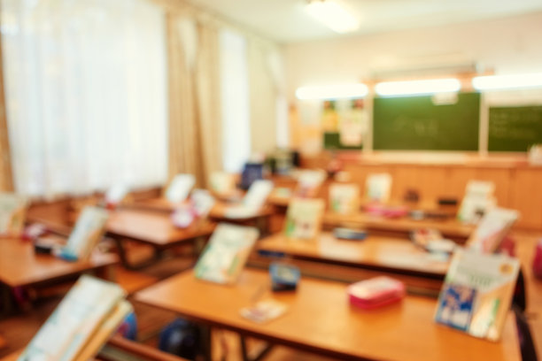 回到学校的概念。教室在模糊的背景没有年轻的学生;模糊的小学教室，没有孩子或老师在校园桌椅。图片下载