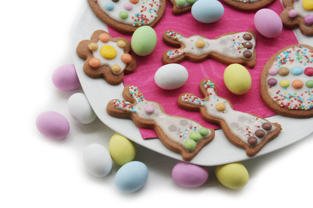 自制的兔子形状的复活节饼干和复活节蛋放在盘子上图片下载