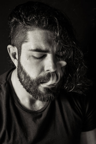 吸烟的长发男子图片下载