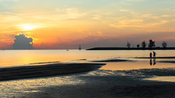 Pranburi森林公园。早晨的海景剪影2个孩子玩水图片下载