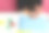 特殊教育的老师和学生穿着长袍，在桌子上用手画着生日花环和涂着丙烯颜料的黄色纸板。塑料工艺疗法。图片下载