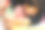 特殊教育的老师和学生穿着长袍，在桌子上用手画着生日花环和涂着丙烯颜料的黄色纸板。塑料工艺疗法。图片下载