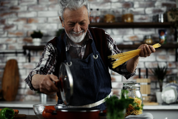 爷爷在厨房做饭。图片下载
