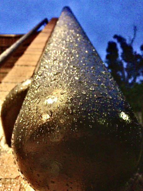 扶手上的水滴图片下载