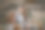 年轻女子在厨房里准备食物和听音乐图片下载