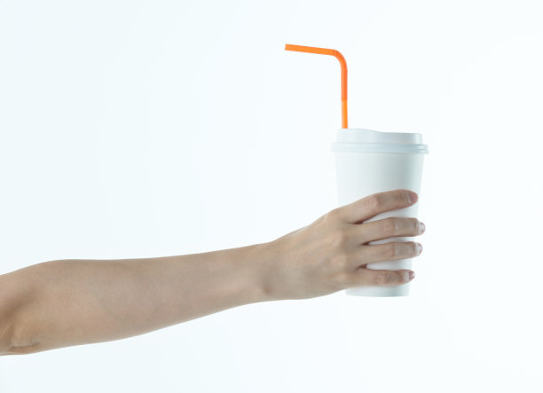 女人手里拿着一个白色的一次性杯子图片下载