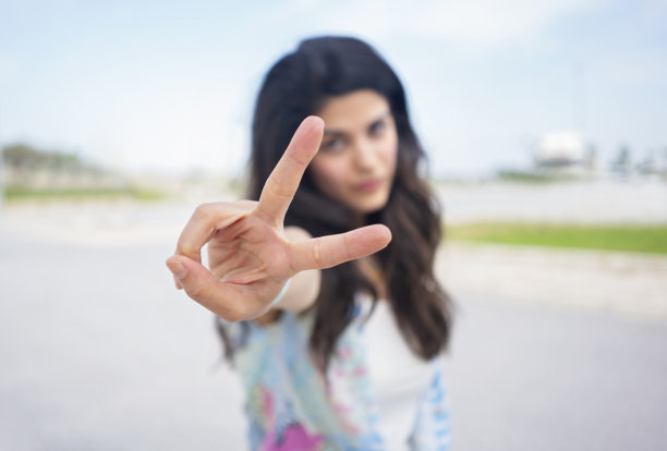 带着和平标志的年轻美女图片下载