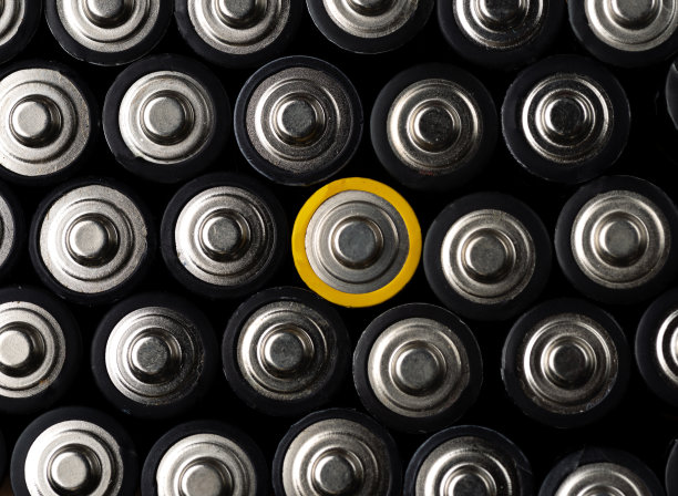 能量抽象电池的背景。近距离俯视图对排AA电池的选择。碱性电池aa号。许多节aa电池。图片下载