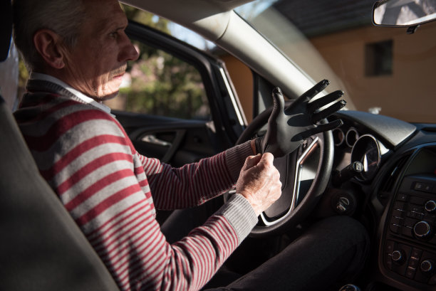 老人戴上防护手套图片下载