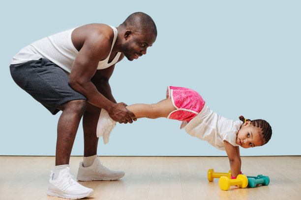 父亲和女儿在covid-19关闭期间正在锻炼图片下载