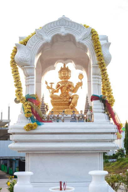 古雅萨摩坦陀罗的古老金色雕像。泰国普吉岛的佛像图片下载