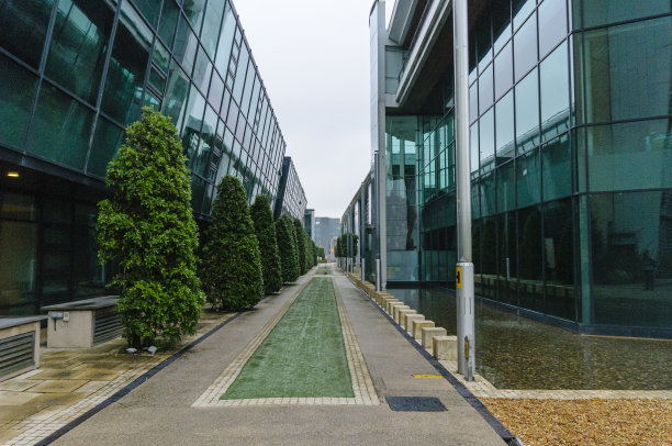 两条现代化办公大楼之间的小路图片下载