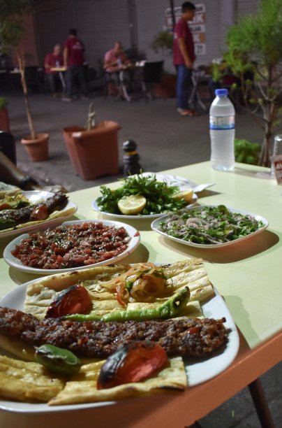 在白天的任何时候吃烤肉串图片下载