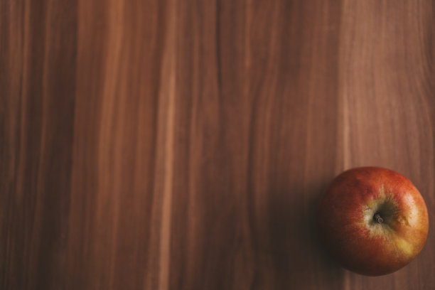 黄色的红色苹果在木制的背景上。黄色的红色苹果在木制的背景上图片下载