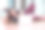 年轻女子在室内用笔记本电脑练习瑜伽的照片。美丽的女孩在课堂上练习瑜伽。瑜伽老师。模糊的背景图片下载