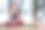 年轻女子在室内练习瑜伽的照片。美丽的女孩在课堂上练习瑜伽。瑜伽老师。模糊的背景图片下载