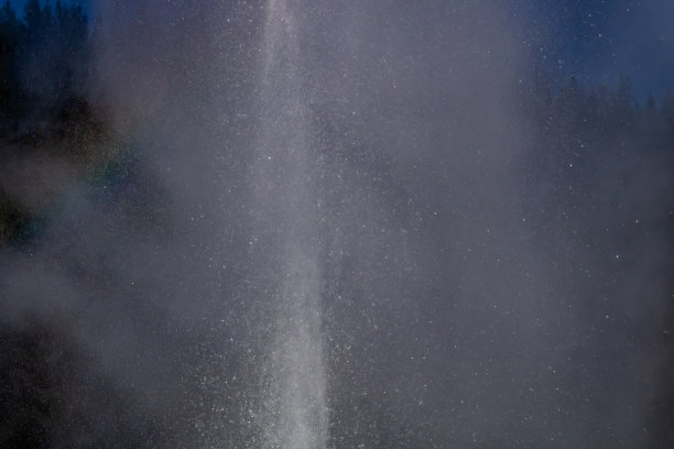 诺克斯夫人间歇泉准备爆炸，然后爆炸，罗塔鲁阿，新西兰图片下载