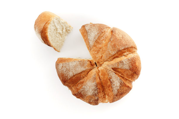 在白色背景上切成薄片的圆面包。孤立的图片下载