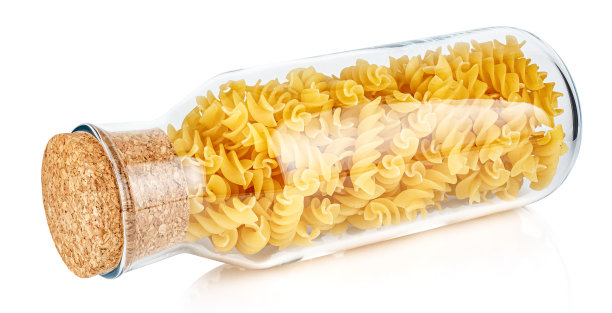 干燥的意大利面食螺旋面在一个躺着的透明玻璃瓶与封闭的软木盖隔离在白色背景图片下载