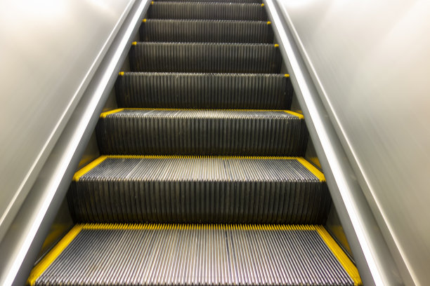 地铁站的自动扶梯图片下载