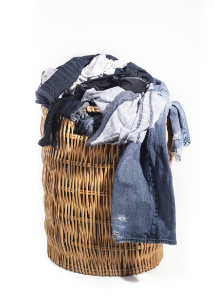 柳条篮子和脏布图片下载