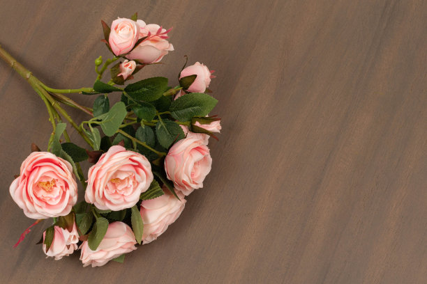木质背景上的一束粉色玫瑰图片下载