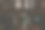 一个夜晚城市的景观，高楼大厦和灯光在居民的窗户和满月之间的房子图片下载