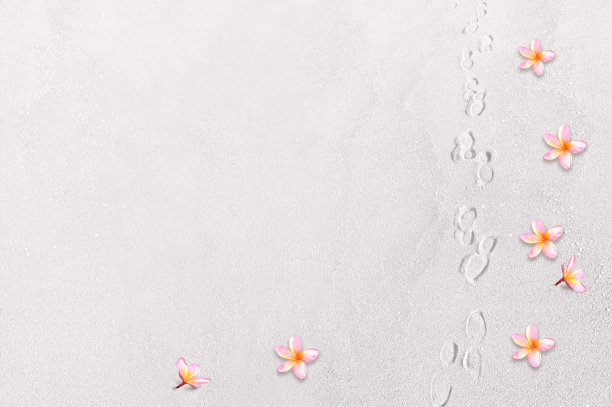 踏着脚印的鞋子和鸡蛋花做背景图片下载