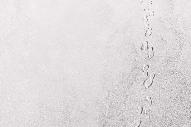 在沙滩上留下鞋子的脚印图片下载