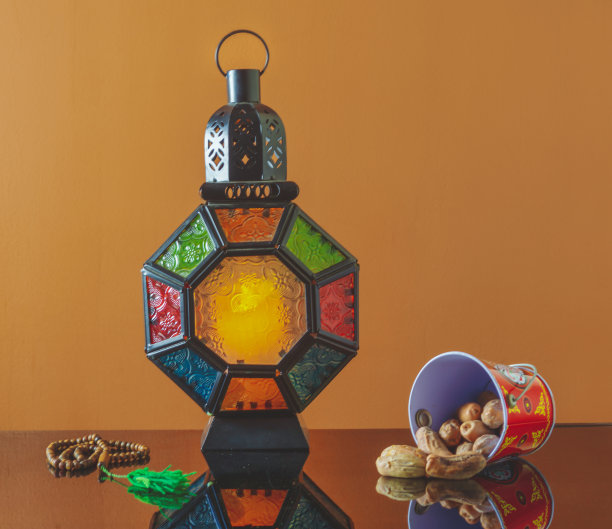 斋月灯笼和枣盘与木制念珠图片下载