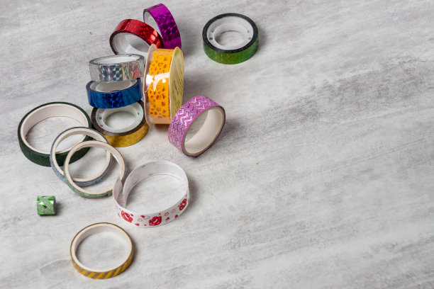 装饰彩色Washi胶带卷为手工在灰色背景上，特写图片下载