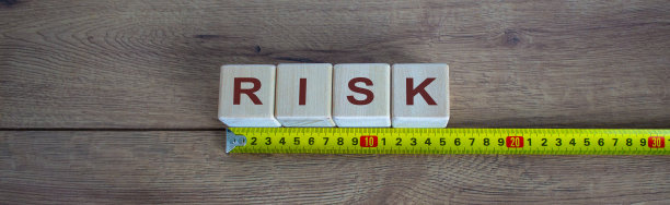 木桌上的尺子后面的积木图片下载