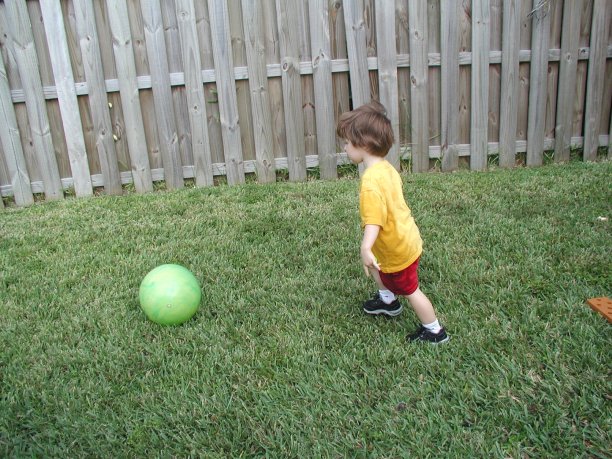 小孩追球图片下载