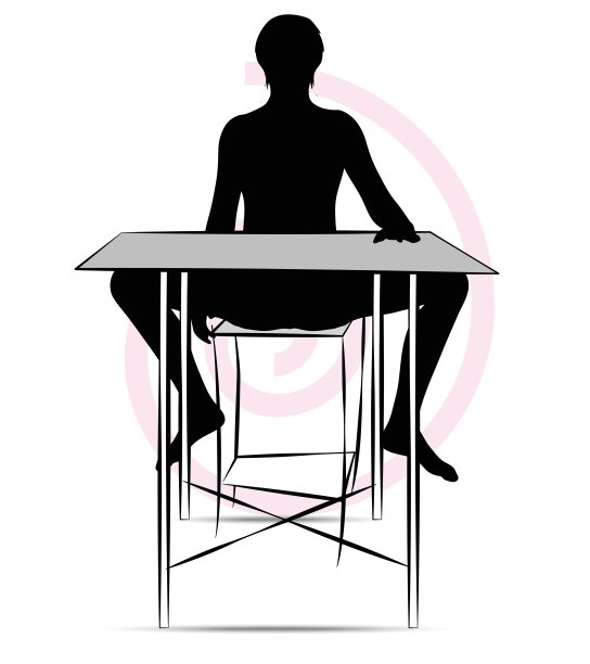 一个人坐在桌子旁图片下载