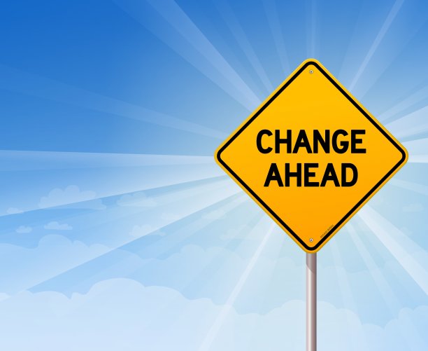 在蓝天上改变前方路牌图片下载