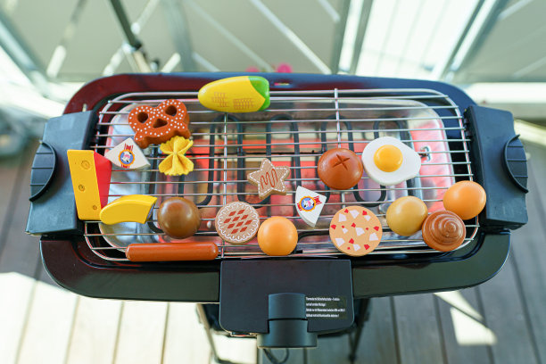 阳台上的电子烤架摆满了玩具蔬菜和香肠图片下载