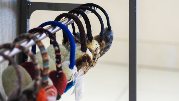 彩色的毛皮耳套近了图片下载