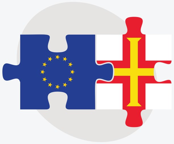 欧盟和根西岛的旗帜在白色的沙滩上被孤立图片下载